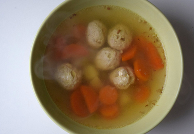 Прозрачный суп с куриными фрикадельками
